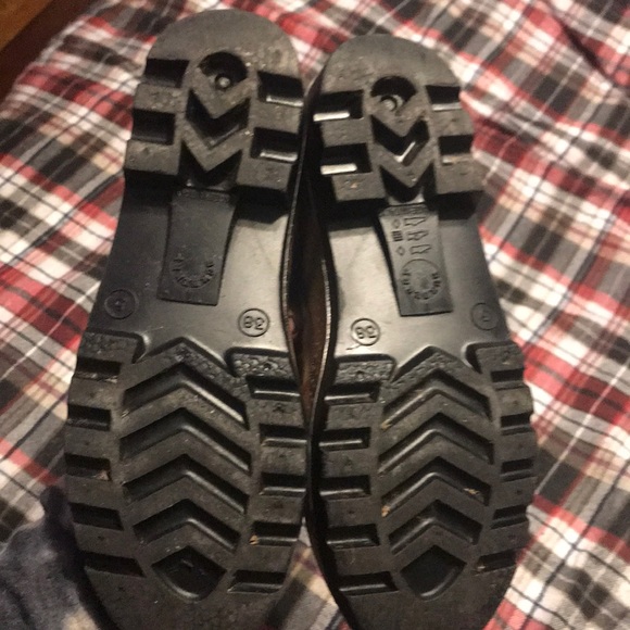 Burberry rain boots love them but they fit more like a 7 to 7.5 - Picture 2 of 5